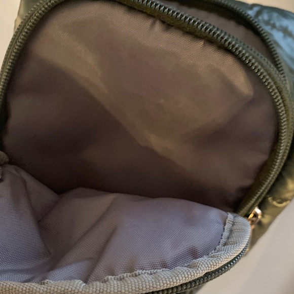 Wonderful Black Crossbody Hydro Bag w/Gold Accents. Holds water bottle & more! - Picture 3 of 11